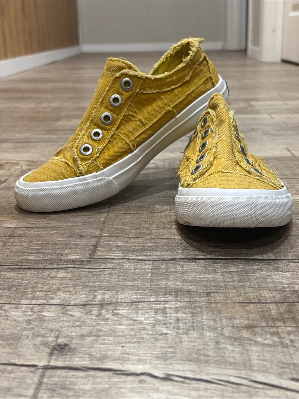 Blowfish Malibu Sneakers Slip-On Canvas in Mustard Yellow Size 7 - Picture 6 of 10